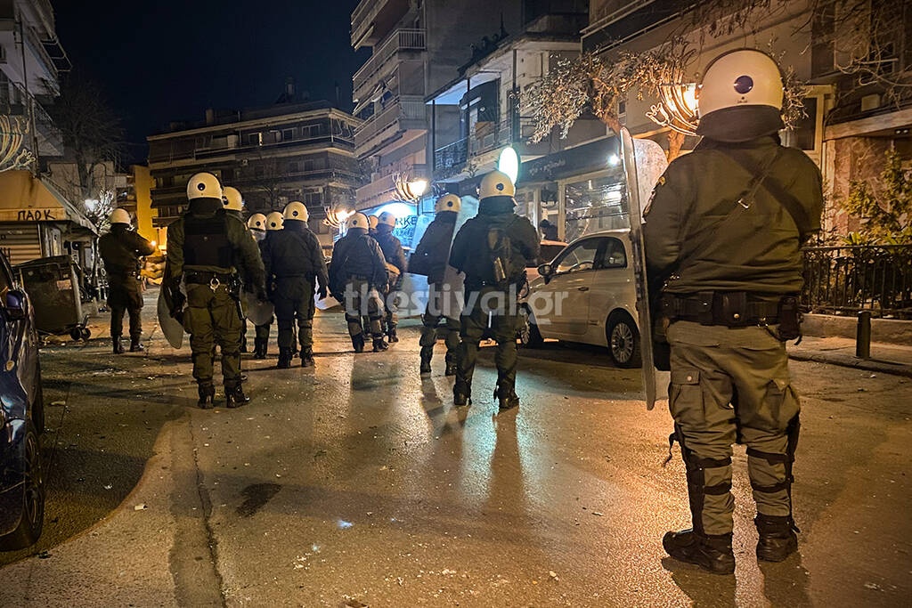 Επεισόδια οπαδών με ΜΑΤ στη Θεσσαλονίκη - Οδομαχίες και προσαγωγές (photos)