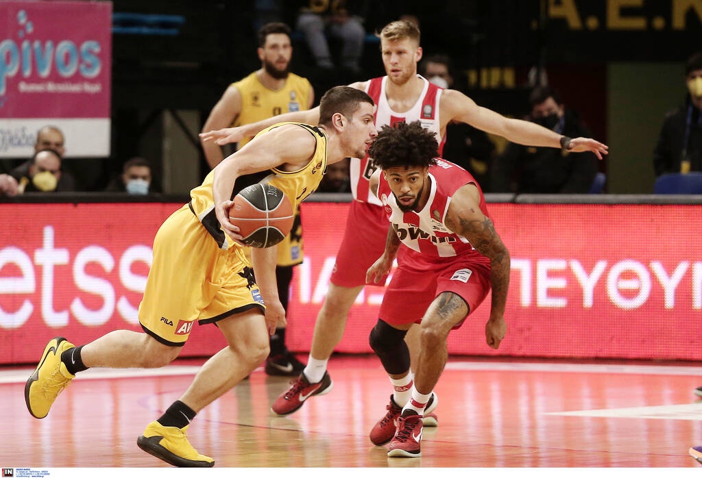 ΑΕΚ - Ολυμπιακός: Ένταση στα Λιόσια - Άνοιξε διάλογο με οπαδούς ο Μπαρτζώκας (video+photos)