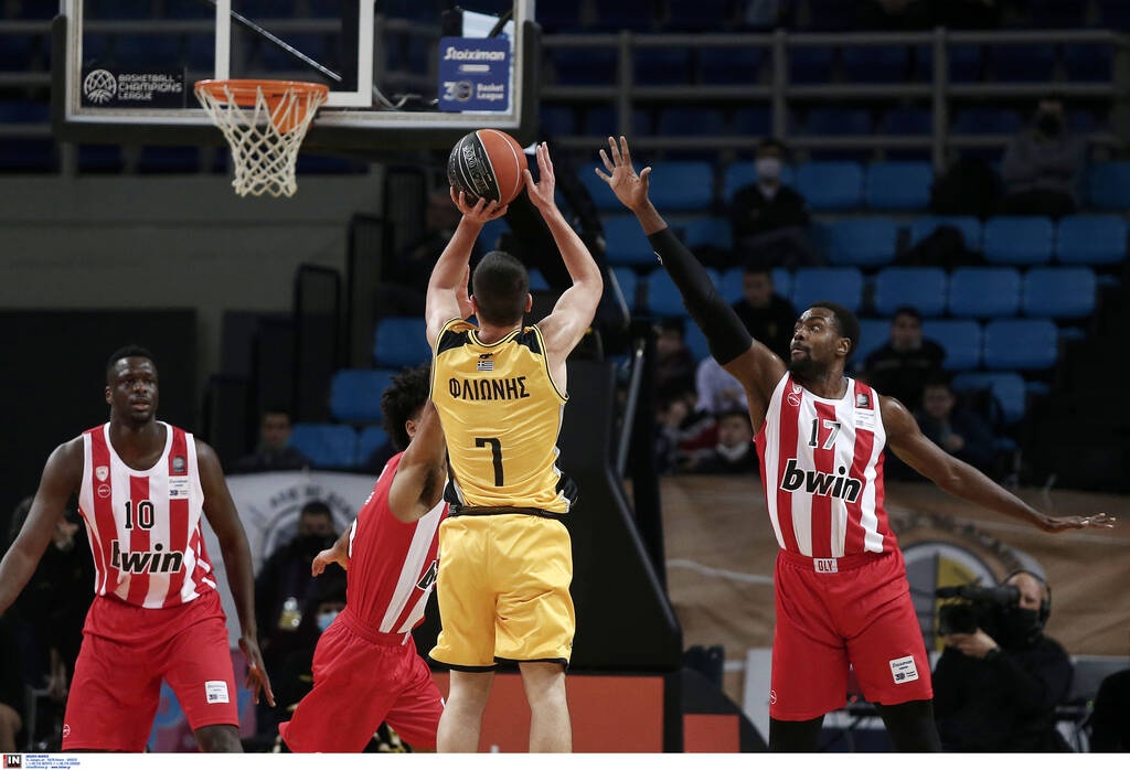 ΑΕΚ - Ολυμπιακός: Ένταση στα Λιόσια - Άνοιξε διάλογο με οπαδούς ο Μπαρτζώκας (video+photos)