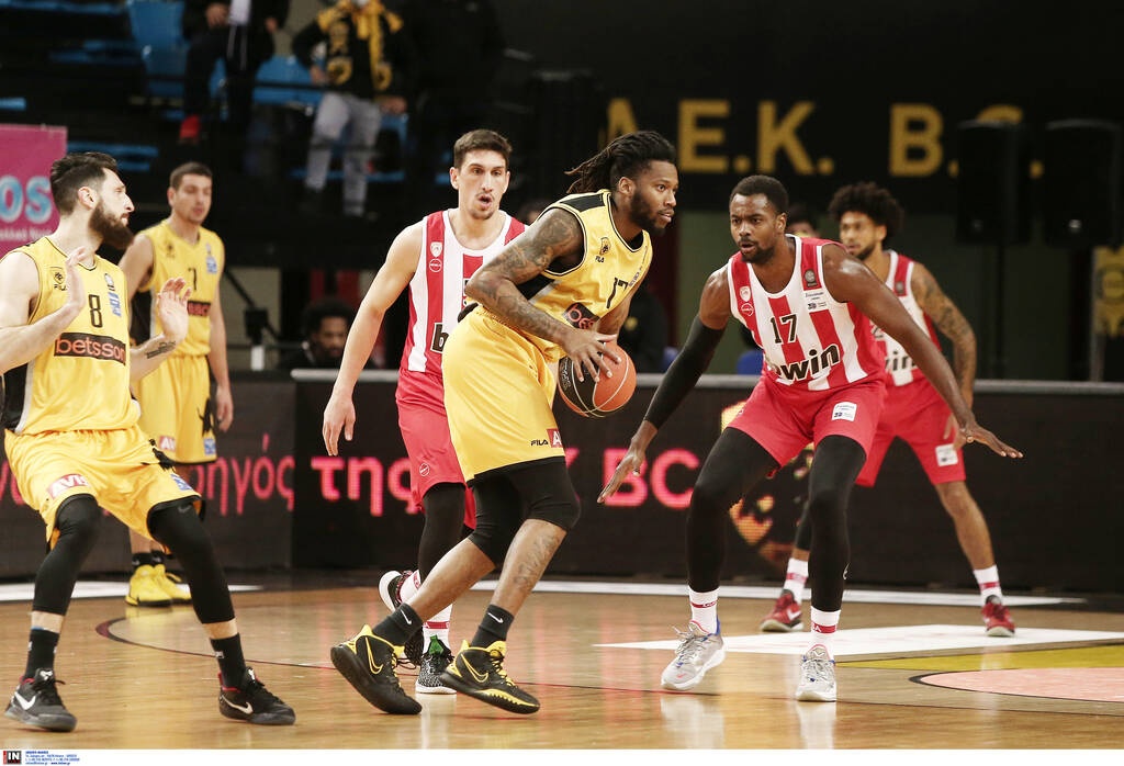 ΑΕΚ - Ολυμπιακός: Ένταση στα Λιόσια - Άνοιξε διάλογο με οπαδούς ο Μπαρτζώκας (video+photos)