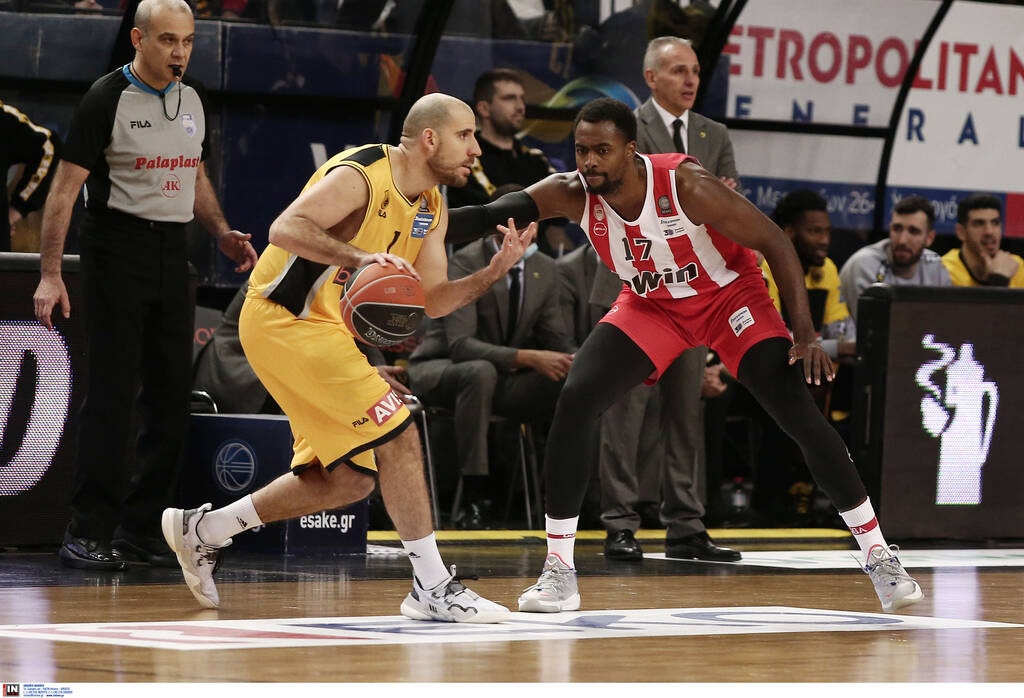 ΑΕΚ - Ολυμπιακός: Ένταση στα Λιόσια - Άνοιξε διάλογο με οπαδούς ο Μπαρτζώκας (video+photos)