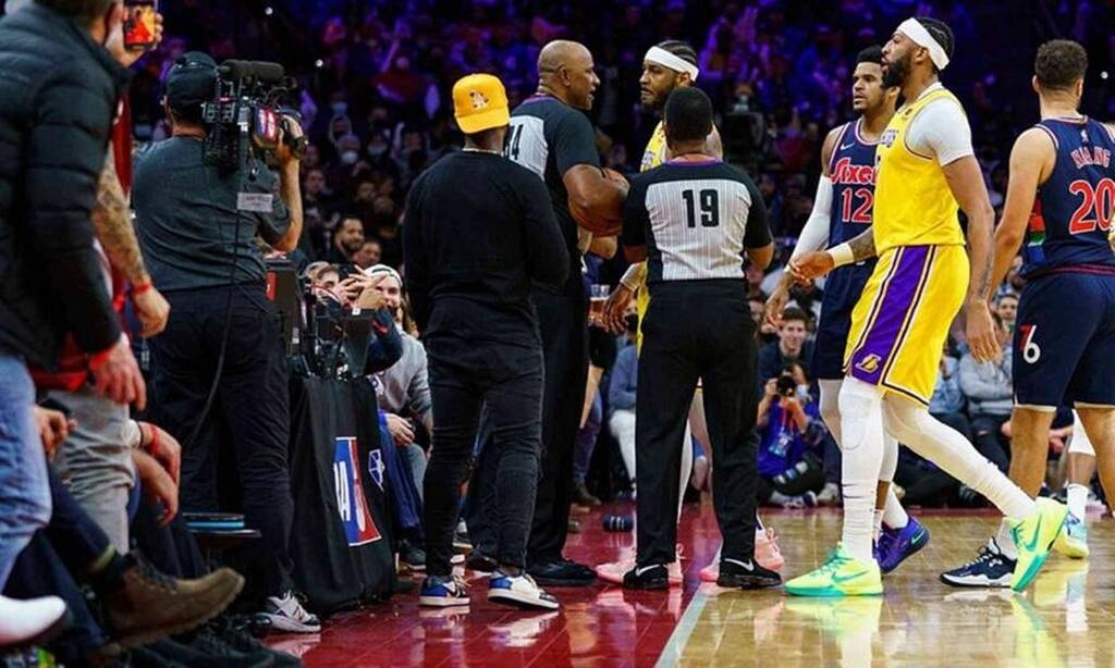 NBA: Εκτός αγώνων των Σίξερς ο οπαδός που έβριζε τον Καρμέλο (photos+video)