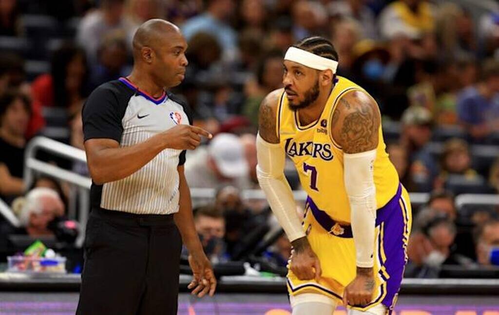 NBA: Εκτός αγώνων των Σίξερς ο οπαδός που έβριζε τον Καρμέλο (photos+video)