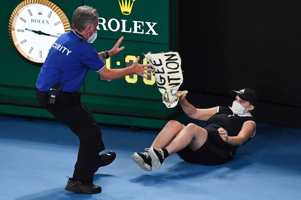 Australian Open: Εισβολή οπαδού και διακοπή του τελικού Ναδάλ-Μεντβέντεφ (photos+video)