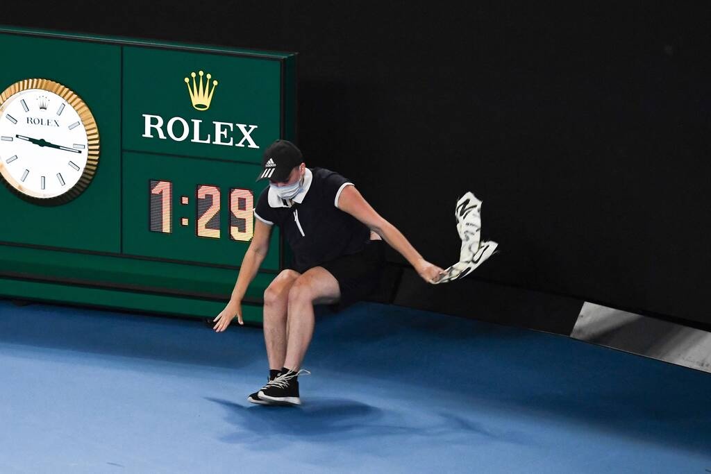 Australian Open: Εισβολή οπαδού και διακοπή του τελικού Ναδάλ-Μεντβέντεφ (photos+video)