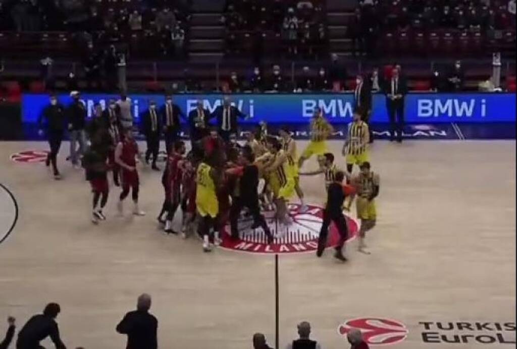 Euroleague: Χαμός στο φινάλε στο Αρμάνι-Φενέρμπαχτσε - Πιάστηκαν στα χέρια οι παίκτες