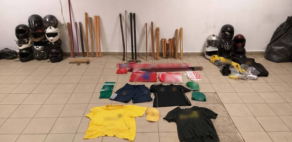 «Οπλοστάσιο» βρήκε η ΕΛ.ΑΣ. στους συνδέσμους – Κατασχέθηκαν μαχαίρια, ψαλίδια και λοστοί (photos)