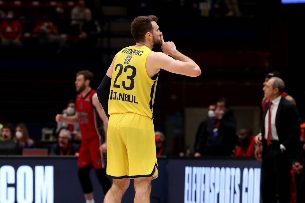 Euroleague: Χαμός στο φινάλε στο Αρμάνι-Φενέρμπαχτσε - Πιάστηκαν στα χέρια οι παίκτες