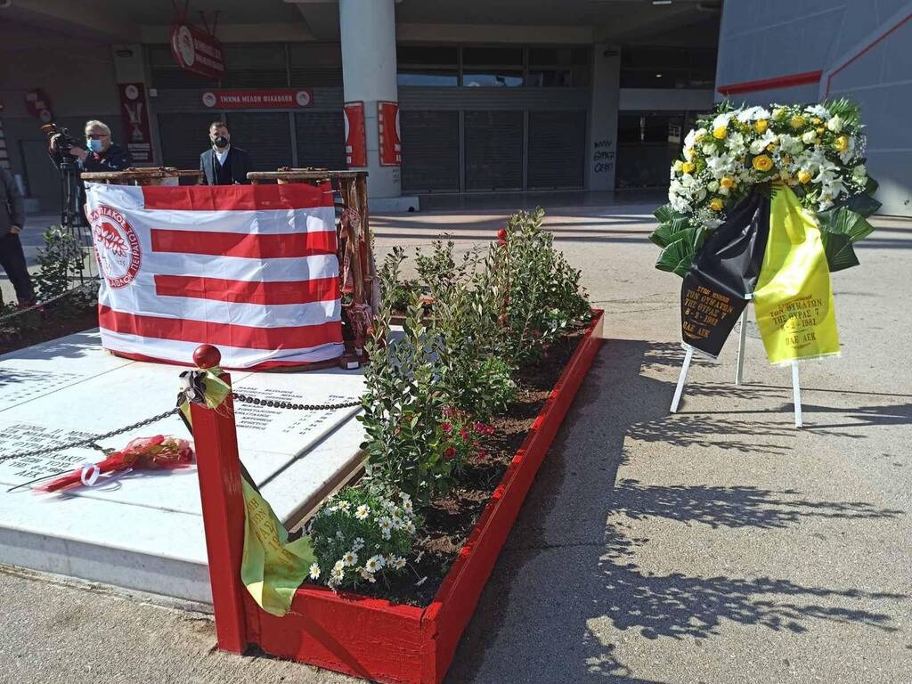 ΑΕΚ: Στεφάνι για τα θύματα της τραγωδίας της Θύρας 7 (photos)