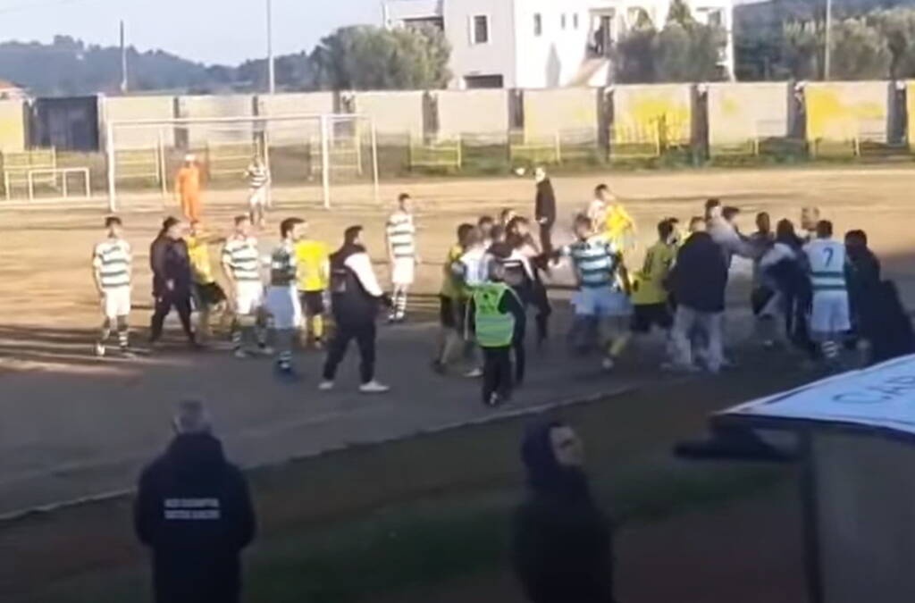 Νέο επεισόδιο οπαδικής βίας: Έδειραν άγρια προπονητή και ποδοσφαιριστές σε τοπικό αγώνα