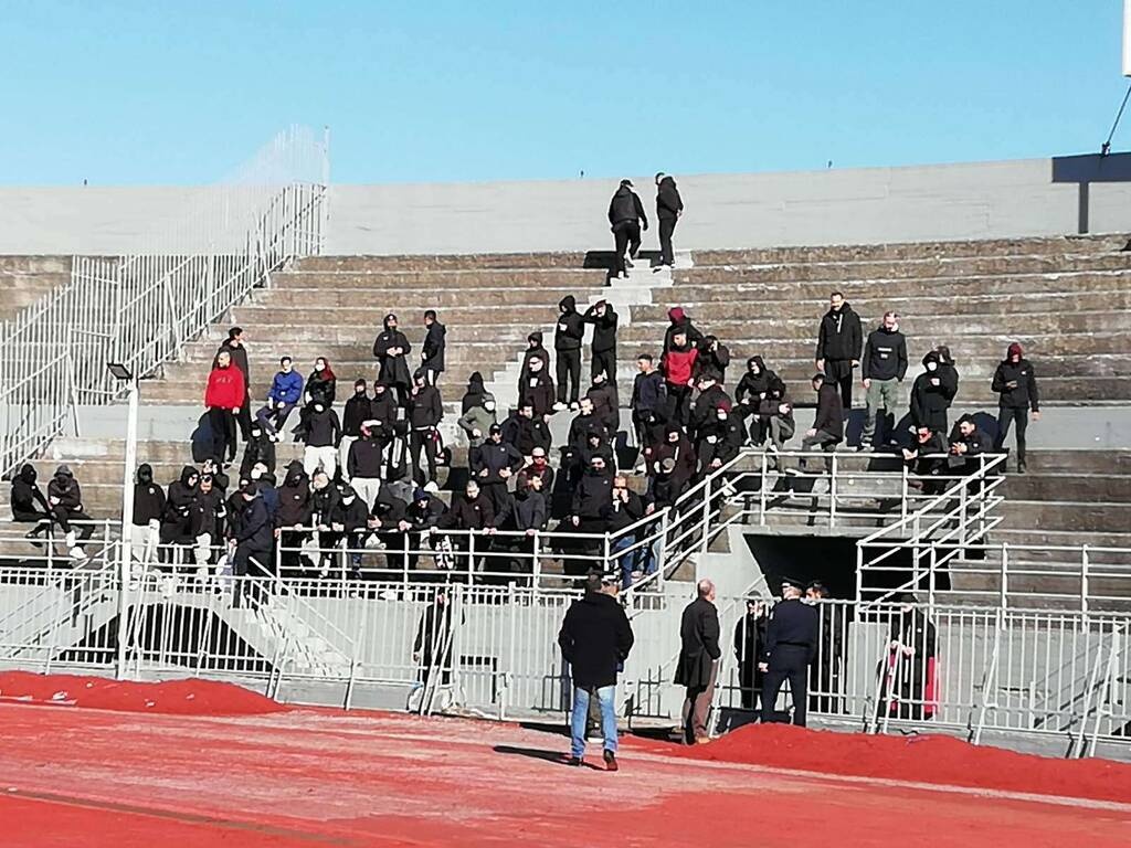 Super League 2: Ένταση στα Τρίκαλα – Οπαδοί του ΑΟΤ βρίζουν Αϊβάζογλου, φίλοι της ΑΕΛ τον Κούγια
