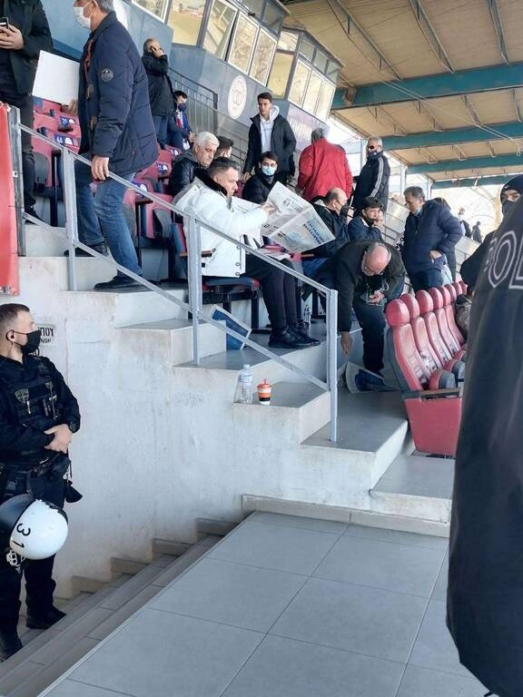 Super League 2: Ένταση στα Τρίκαλα – Οπαδοί του ΑΟΤ βρίζουν Αϊβάζογλου, φίλοι της ΑΕΛ τον Κούγια