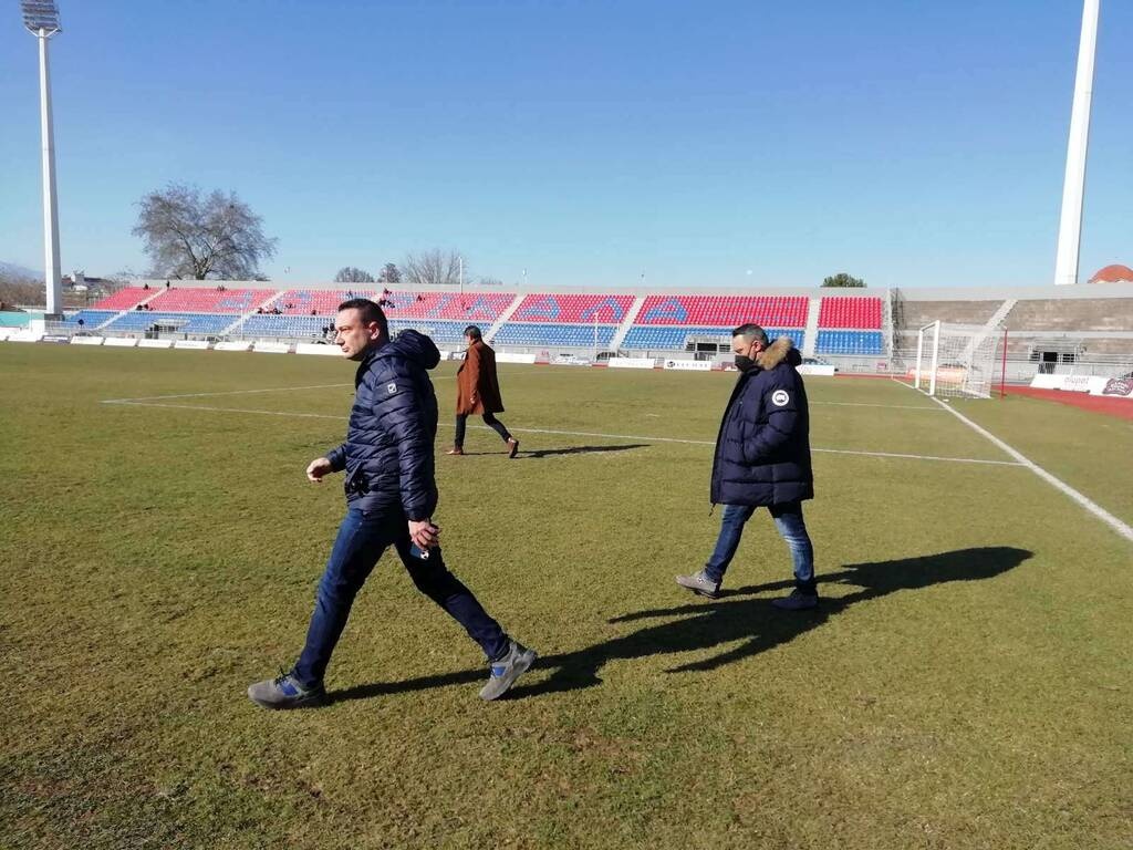 Super League 2: Ένταση στα Τρίκαλα – Οπαδοί του ΑΟΤ βρίζουν Αϊβάζογλου, φίλοι της ΑΕΛ τον Κούγια