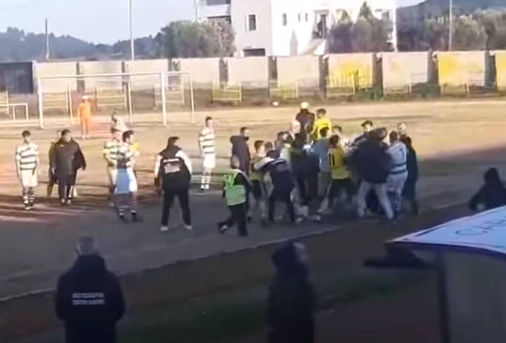 Νέο επεισόδιο οπαδικής βίας: Έδειραν άγρια προπονητή και ποδοσφαιριστές σε τοπικό αγώνα