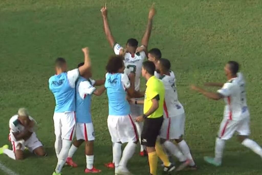 Αμυντικός στη Βραζιλία έκανε… απόκρουση και πέτυχε γκολ από 80 μέτρα! (video)