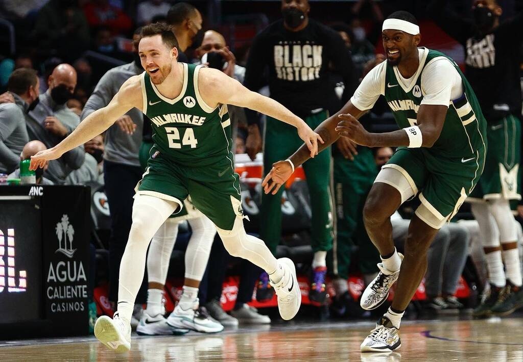 NBA: Πέρασαν και από το Λος Άντζελες για Μπακς, συνέτριψαν τους Κλίπερς (photos+video)