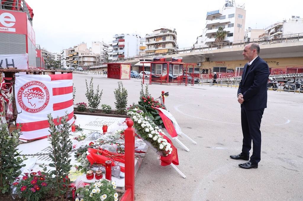 Ολυμπιακός: Ο Π.Αγγελόπουλος στο μνηνείο των θυμάτων της Θύρας 7