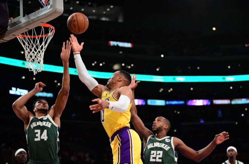 NBA: Ισοπέδωσαν τους Λέικερς οι Μπακς με απίθανο Γιάννη (photos+video)