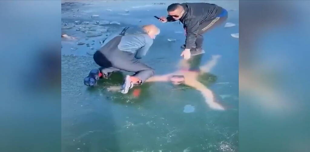Τρομακτική βουτιά που κόβει την ανάσα - Kολύμπησε κάτω από πάγο και εγκλωβίστηκε (photos+video)