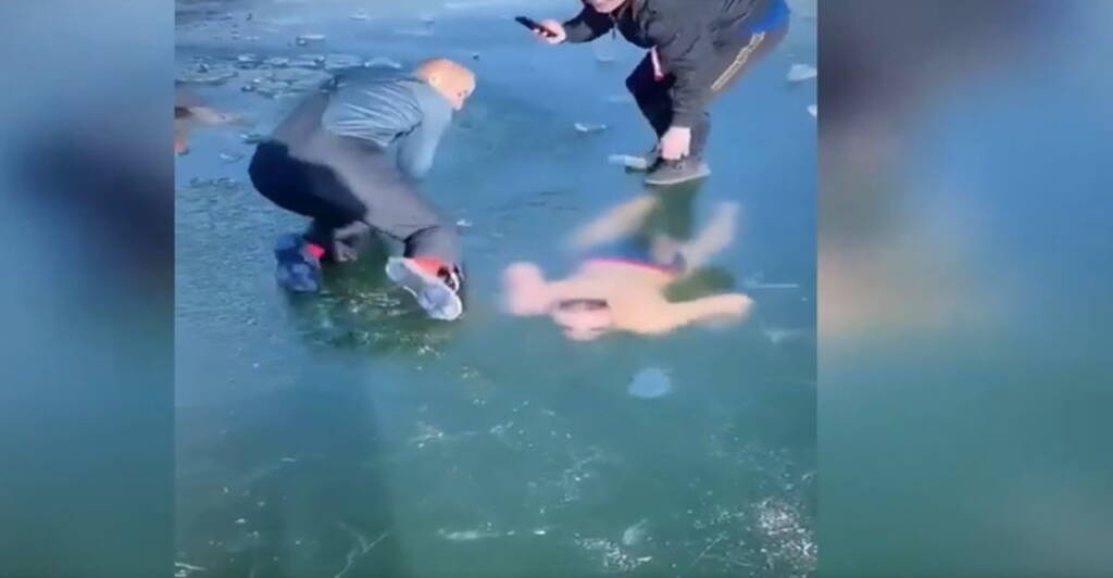 Τρομακτική βουτιά που κόβει την ανάσα - Kολύμπησε κάτω από πάγο και εγκλωβίστηκε (photos+video)