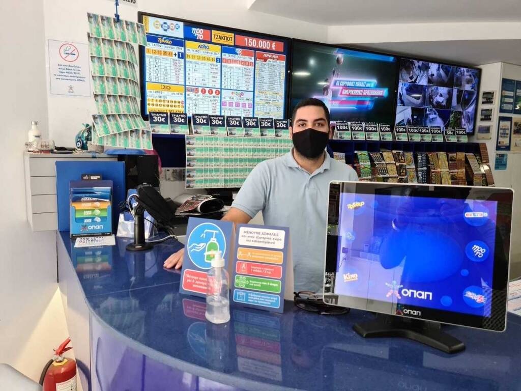 Ο κ. Σταύρος Τοπανέλλης, υπεύθυνος καταστήματος ΟΠΑΠ στη Γλυφάδα