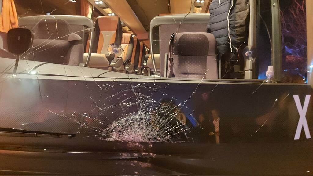 Πολεμική ατμόσφαιρα στην Κύπρο: Χειρονομίες Ουάρντα – Πέτρες στο πούλμαν της Ανόρθωσης (pics+vid)