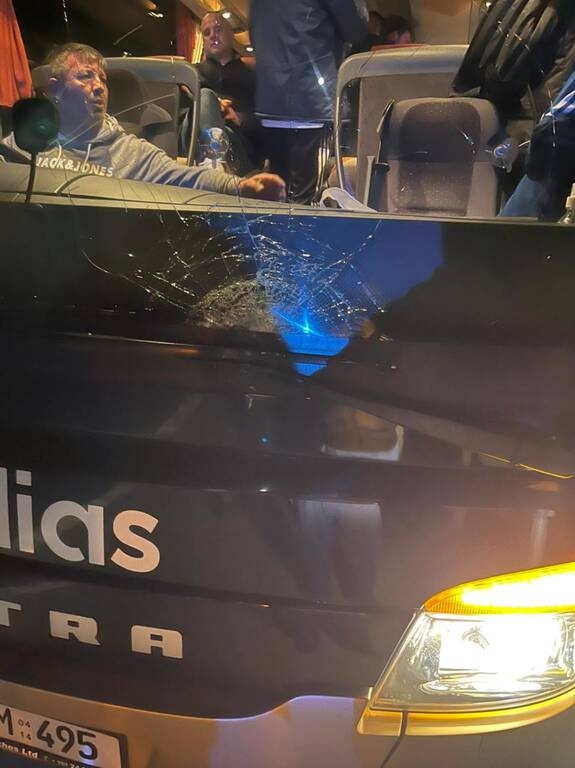 Πολεμική ατμόσφαιρα στην Κύπρο: Χειρονομίες Ουάρντα – Πέτρες στο πούλμαν της Ανόρθωσης (pics+vid)