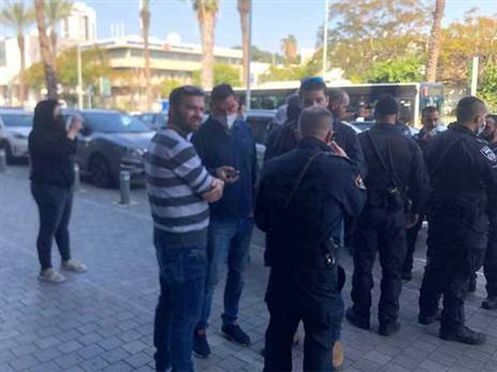 Χαμός στην Μακάμπι Τελ Αβίβ - Οπαδοί μπούκαραν με φωτοβολίδες στο γήπεδο (photos)