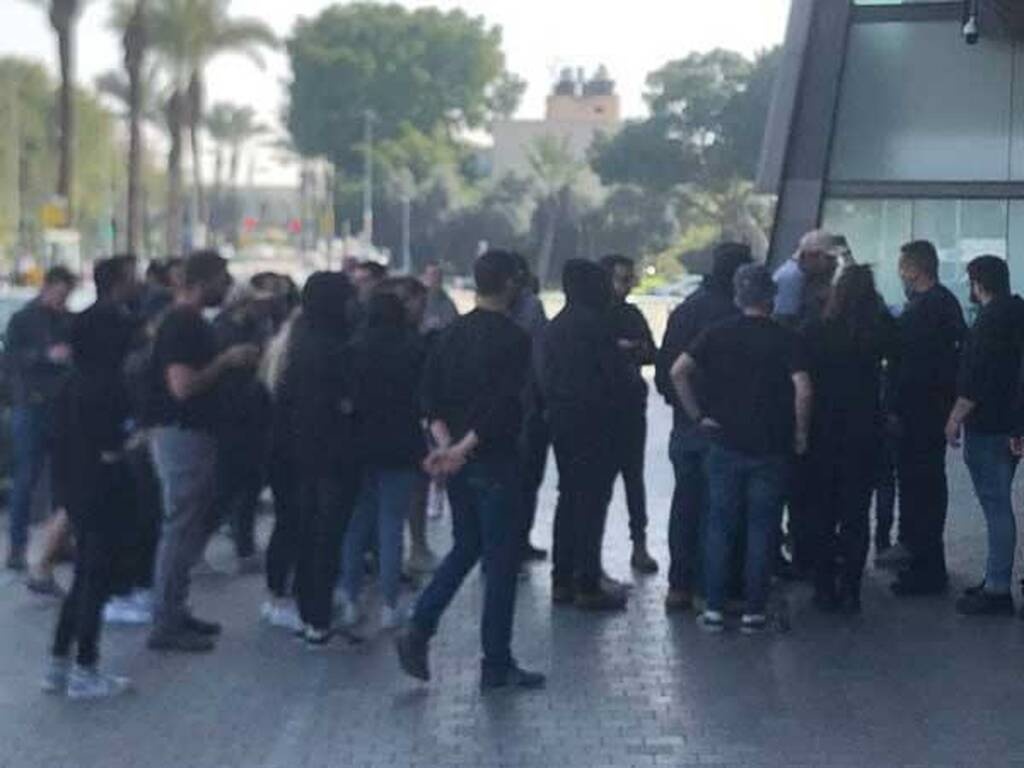 Χαμός στην Μακάμπι Τελ Αβίβ - Οπαδοί μπούκαραν με φωτοβολίδες στο γήπεδο (photos)