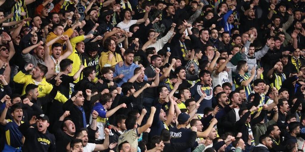 Η εντάση συνεχίστηκε και στις εξέδρες - Διακοπή στο Φενέρμπαχτσε-Γαλατάσαραϊ (video+photos)