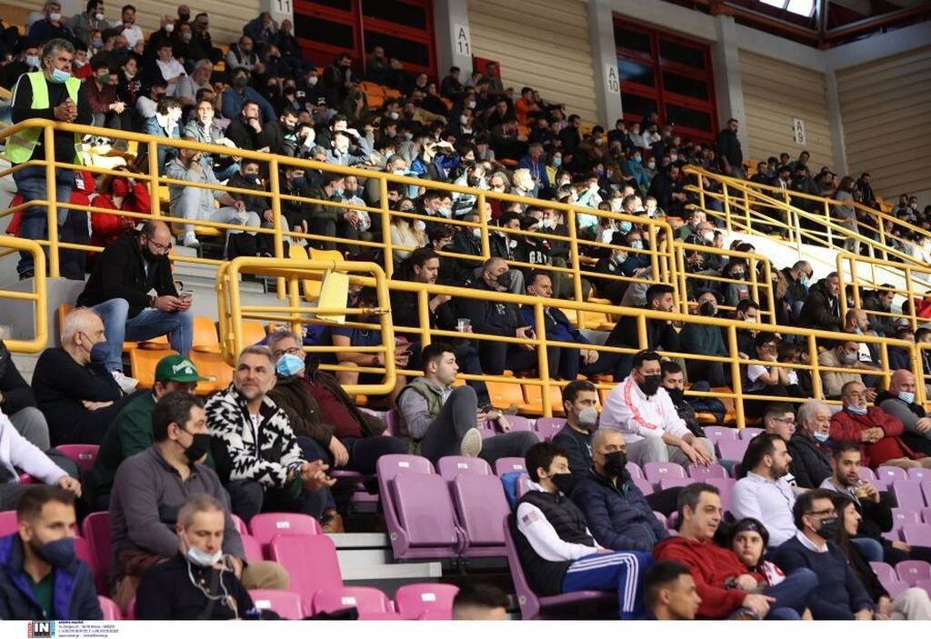 Τελικός Κυπέλλου Ελλάδας: Μαζί στην κεντρική εξέδρα φίλαθλοι Παναθηναϊκού και Ολυμπιακού (vid+pics)