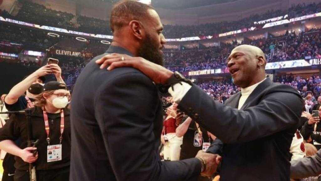 NBA: Η στιγμή του All Star Game - Η αγκαλιά Μάικλ Τζόρνταν με Λεμπρόν Τζέιμς