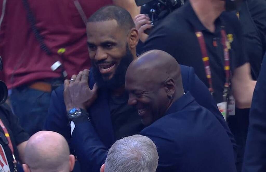 NBA: Η στιγμή του All Star Game - Η αγκαλιά Μάικλ Τζόρνταν με Λεμπρόν Τζέιμς
