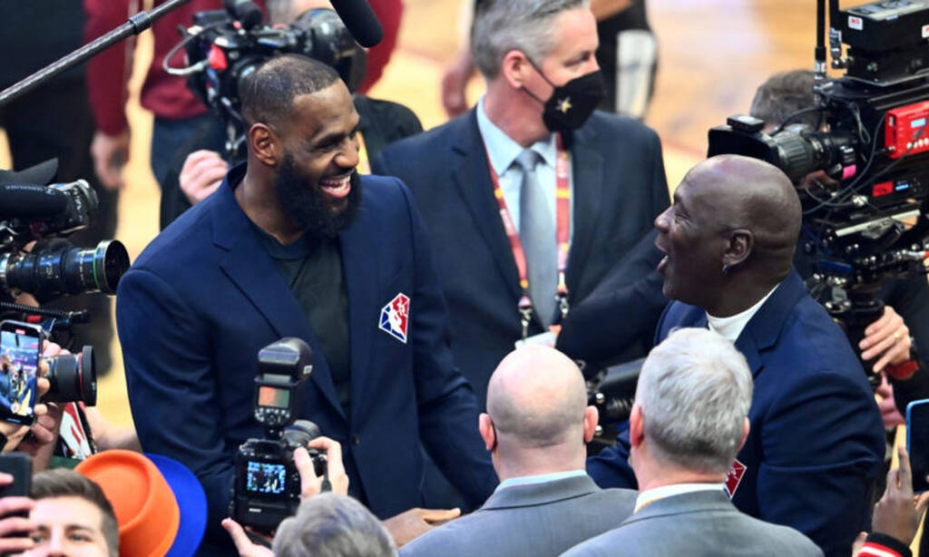 NBA: Η στιγμή του All Star Game - Η αγκαλιά Μάικλ Τζόρνταν με Λεμπρόν Τζέιμς