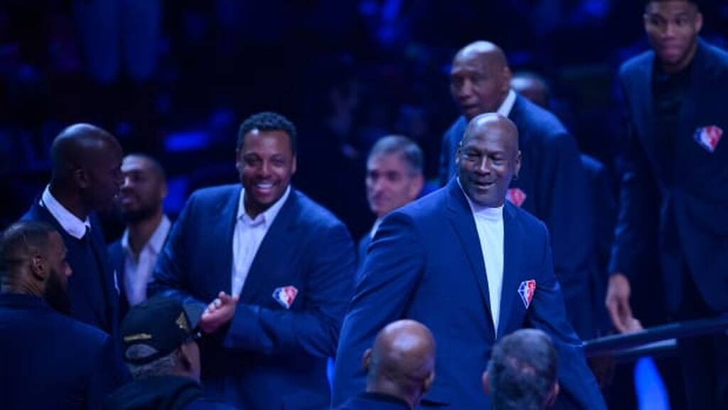 NBA: Η στιγμή του All Star Game - Η αγκαλιά Μάικλ Τζόρνταν με Λεμπρόν Τζέιμς