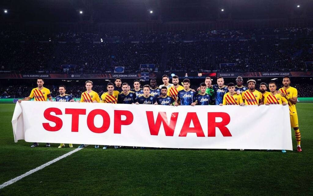 Πόλεμος στην Ουκρανία: Πανό «stop war» από Νάπολι και Μπαρτσελόνα (Photos)