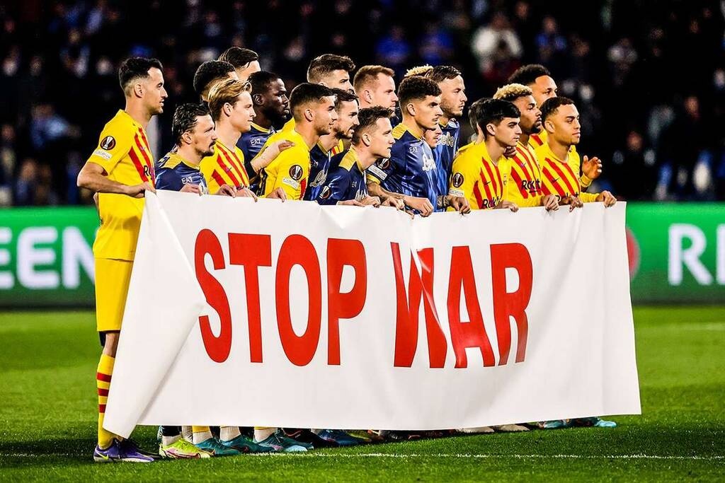 Πόλεμος στην Ουκρανία: Πανό «stop war» από Νάπολι και Μπαρτσελόνα (Photos)