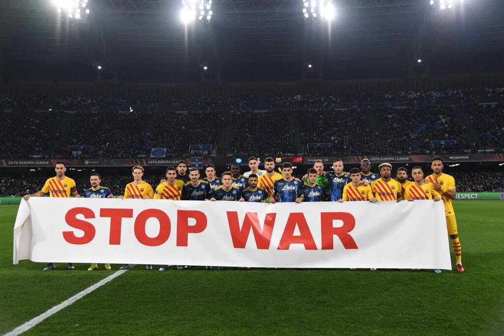 Πόλεμος στην Ουκρανία: Πανό «stop war» από Νάπολι και Μπαρτσελόνα (Photos)
