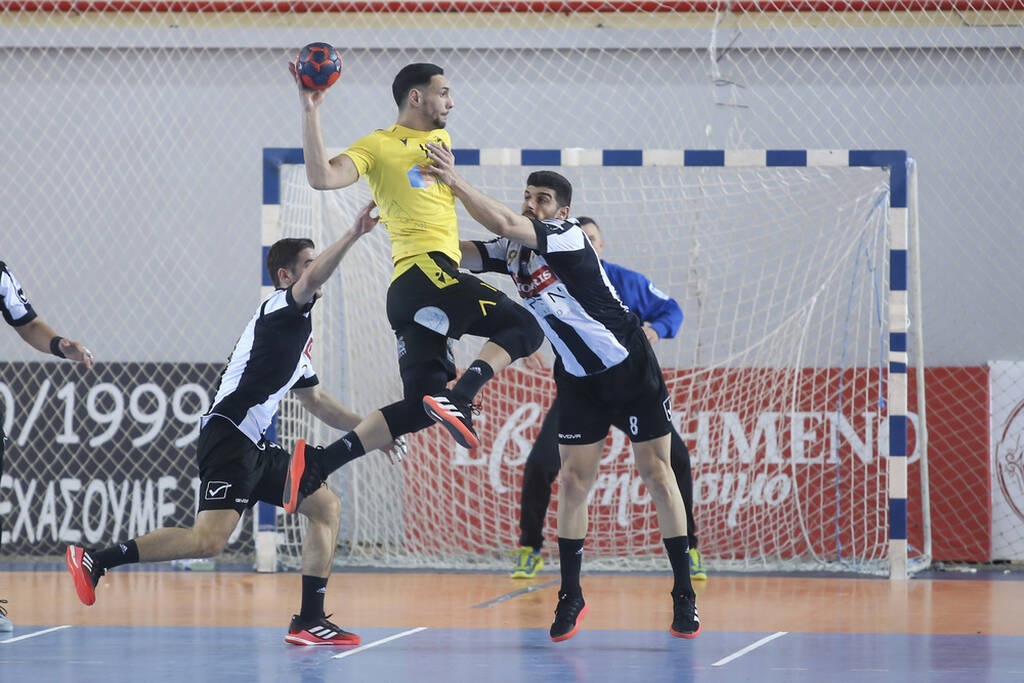 Handball Premier: Νίκησε τον ΠΑΟΚ και πήρε προβάδισμα για το πλεονέκτημα έδρας η ΑΕΚ (video)