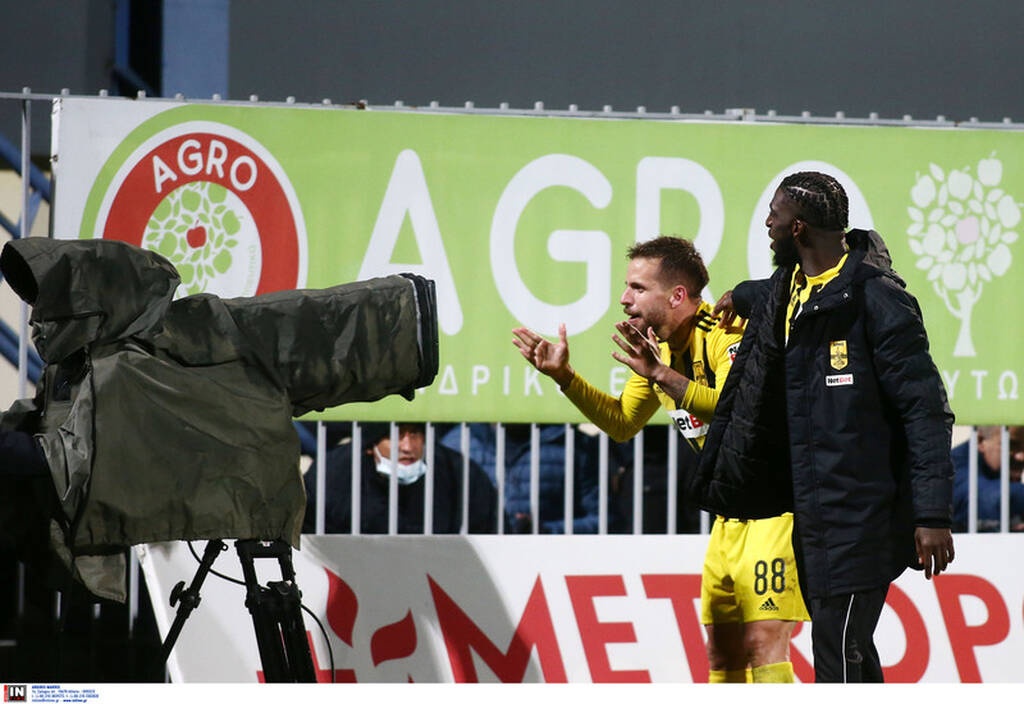 Αστέρας Τρίπολης-Άρης: Εκρηκτικός Μπούργος, μπήκε στο γήπεδο για οδηγίες! (photos)