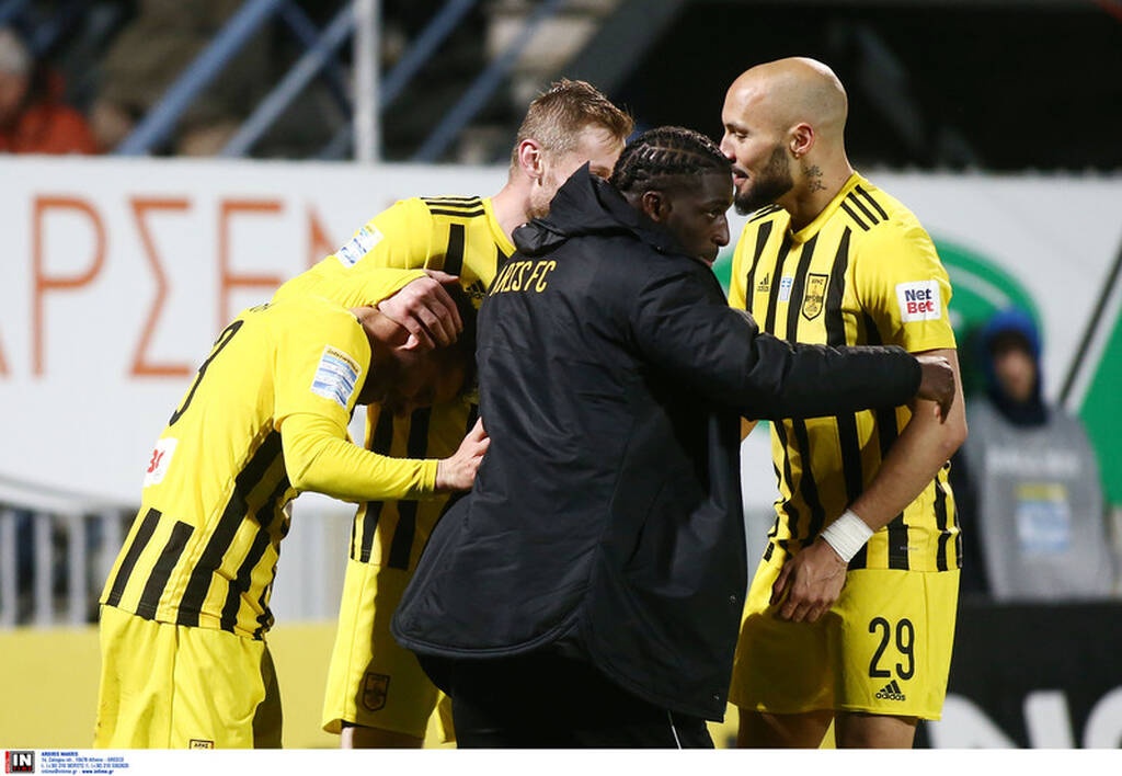 Αστέρας Τρίπολης-Άρης: Εκρηκτικός Μπούργος, μπήκε στο γήπεδο για οδηγίες! (photos)