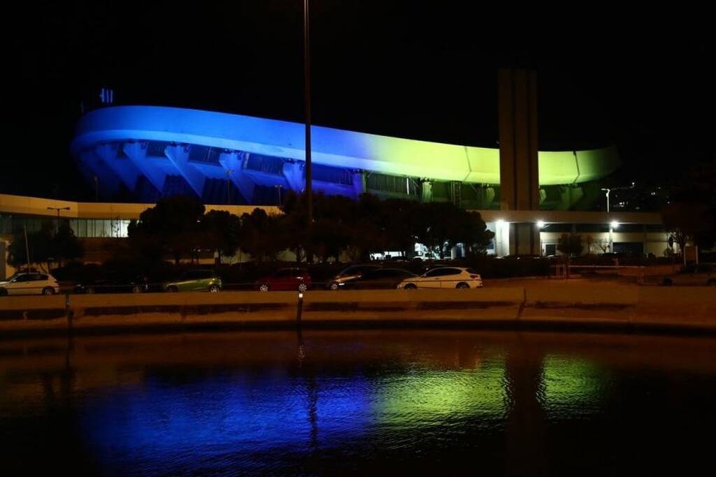 Φωταγωγήθηκε στα χρώματα της σημαίας της Ουκρανίας το ΣΕΦ (photo)