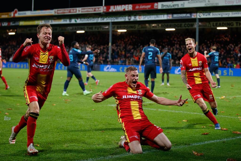 Eredivisie: Πατατράκ για Άγιαξ από την ομάδα του Μπότου – Νίκη για τον Δουβίκα (photos)