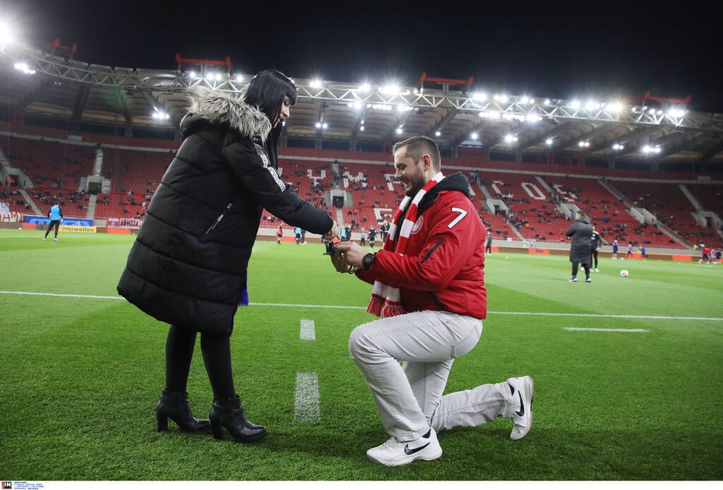 Ολυμπιακός-ΟΦΗ: Πρόταση γάμου στο «Γ. Καραϊσκάκης» πριν τη σέντρα (photos)