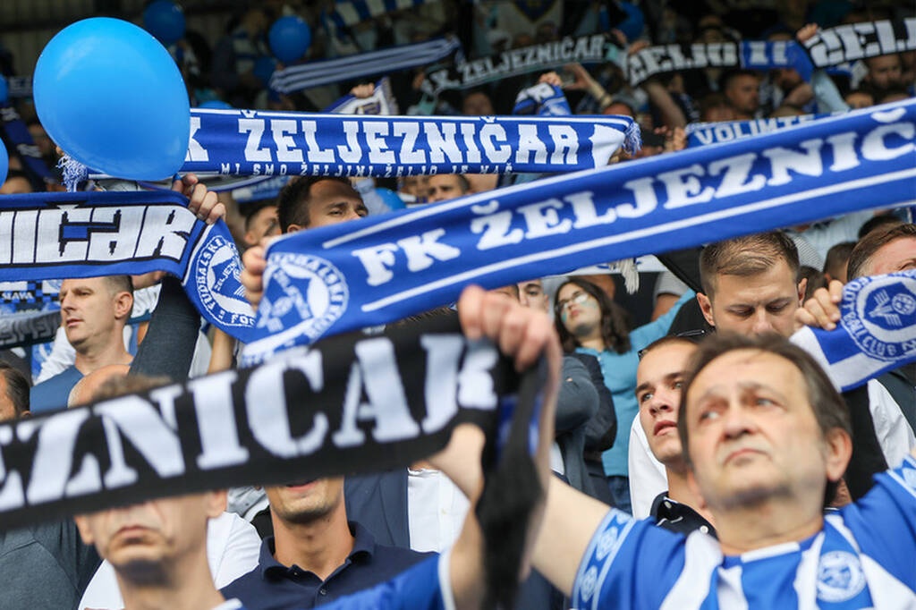 Χαμός στο ντέρμπι της Βοσνίας - Εισβολή οπαδών και μάχες σώμα με σώμα! (video)