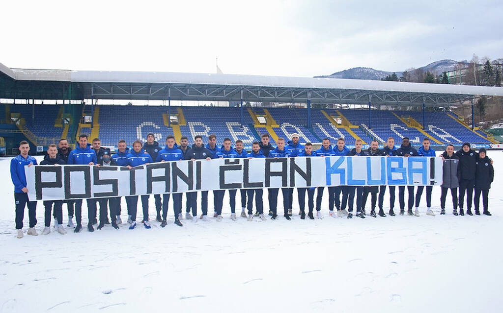 Χαμός στο ντέρμπι της Βοσνίας - Εισβολή οπαδών και μάχες σώμα με σώμα! (video)