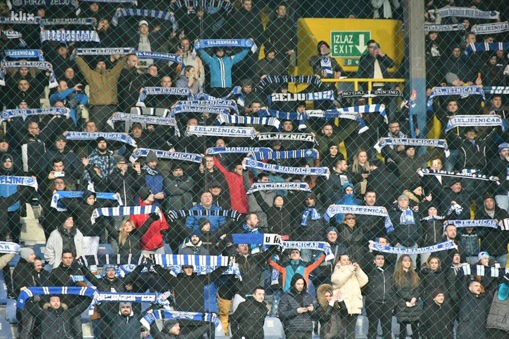 Χαμός στο ντέρμπι της Βοσνίας - Εισβολή οπαδών και μάχες σώμα με σώμα! (video)