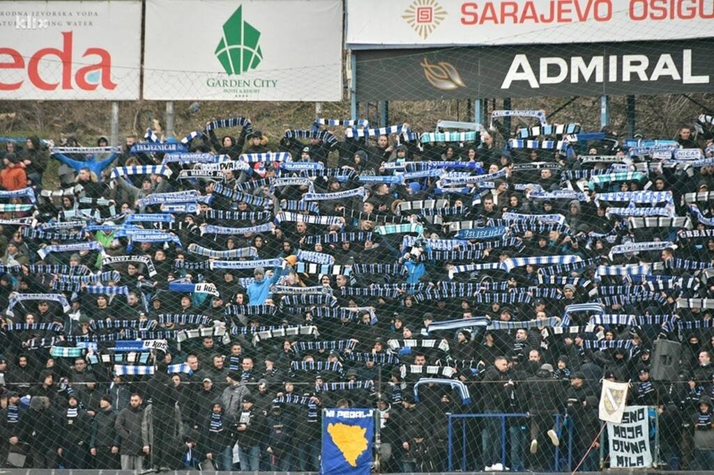 Χαμός στο ντέρμπι της Βοσνίας - Εισβολή οπαδών και μάχες σώμα με σώμα! (video)