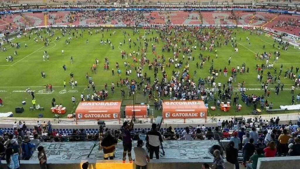 Μεξικό: Σοβαρά επεισόδια διακοπή αγώνα και αναβολή της αγωνιστικής (photos+video)