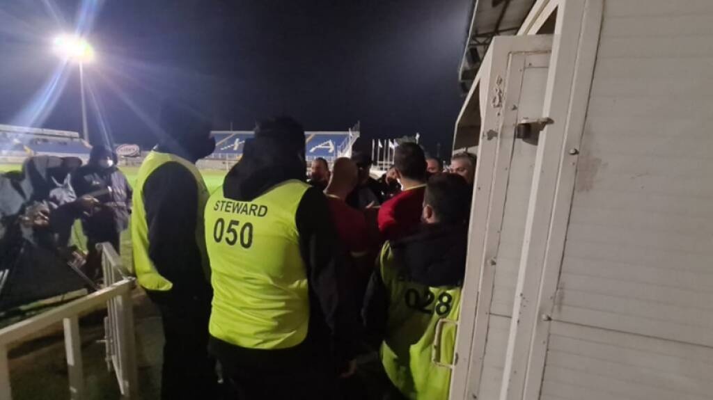 Κύπρος: Διακοπή στο ματς της Ομόνοιας! (photos)